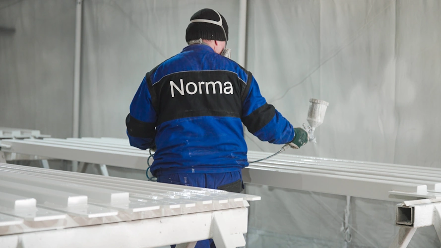 Malowanie proszkowe elementów stalowych w lakierni Norma